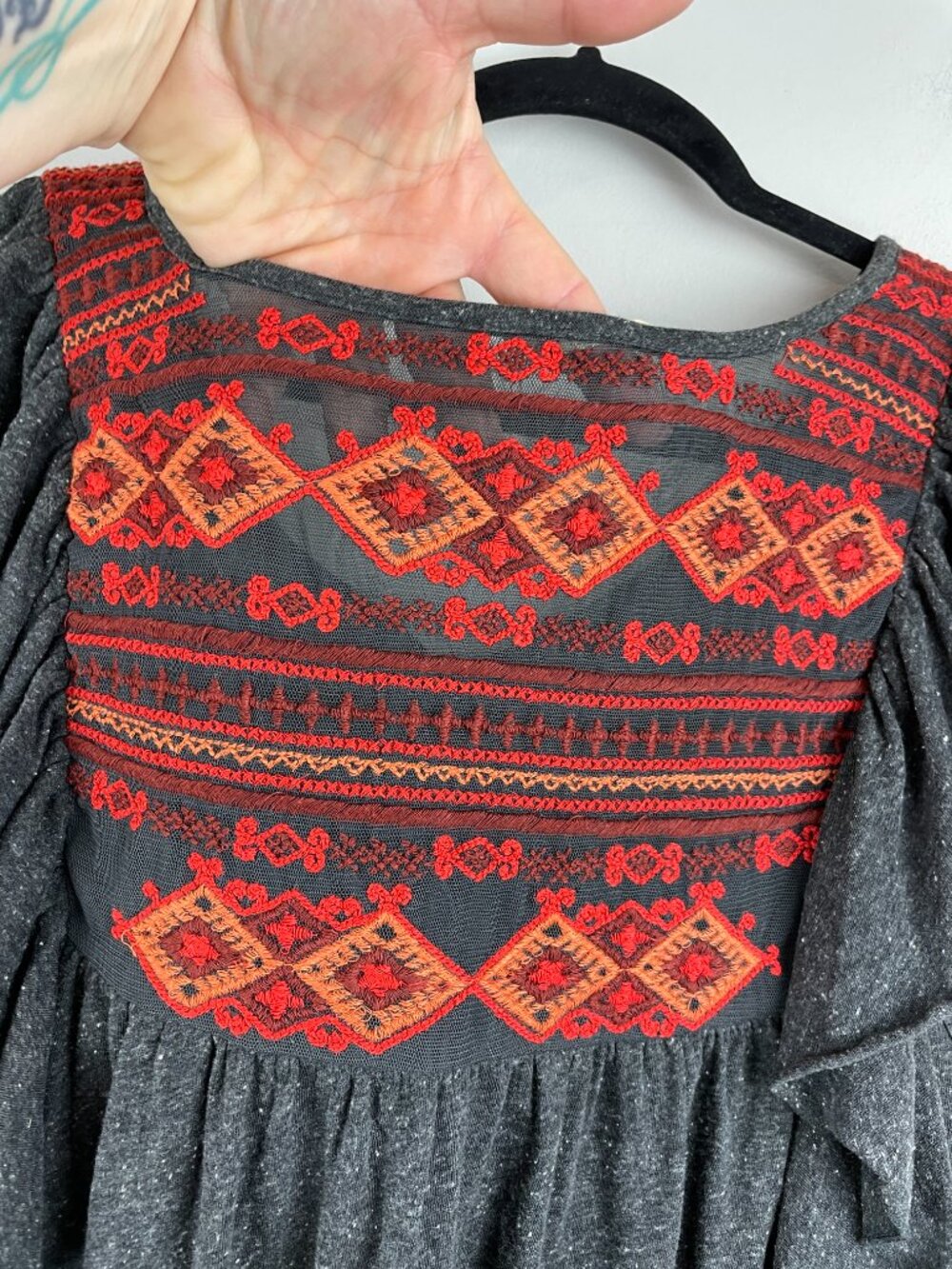 Free People Embroidered Boho Ruffle Sleeve Top Gray w/ Red Accents Sz L - Picture 10 of 10